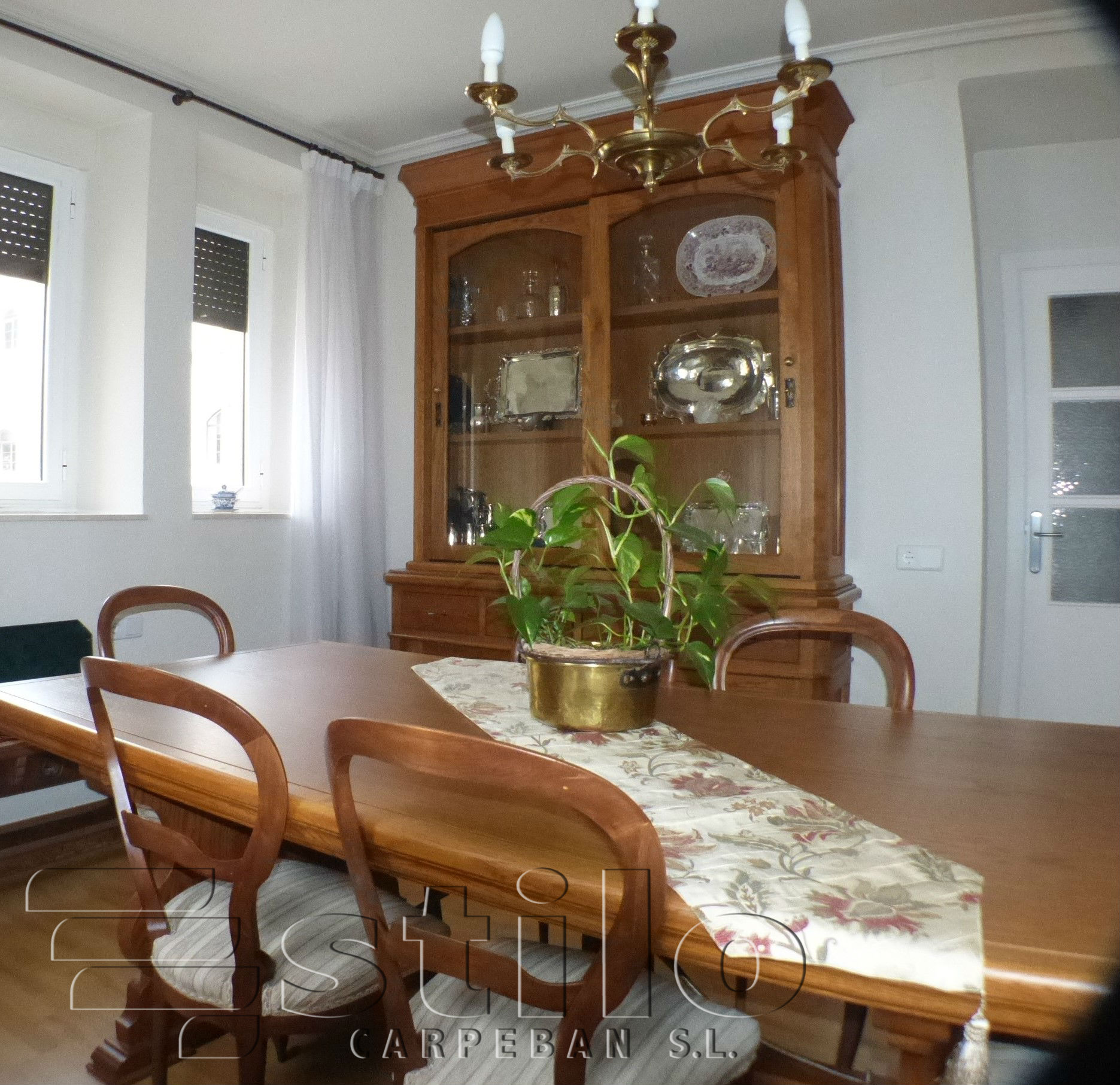 Mesa de comedor realizada en madera de roble maciza, de estilo castellano. Carpintera Ebanistera Carpeban Stilo, en Salamanca.